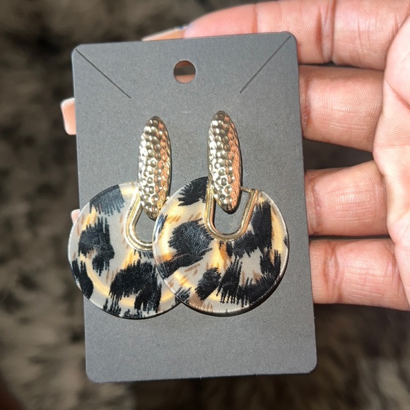 Elegant Ladies Leopard Print Earrings - Picture 4 of 4
